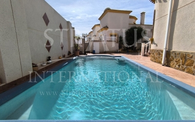 Villa - For Sale - El Raso - Urban location