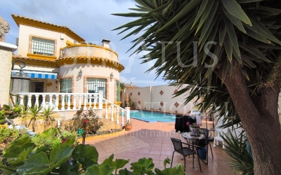 Villa - For Sale - El Raso - Urban location