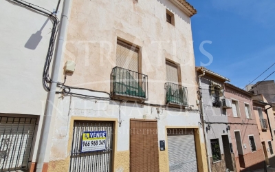 Town House - For Sale - Sax - Urban location