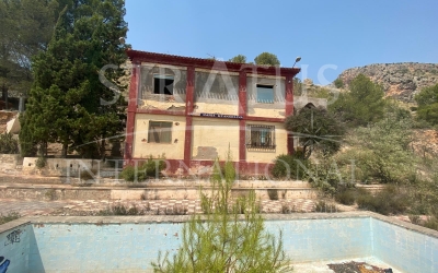 Restoration Project - For Sale - Salinas - Rural location