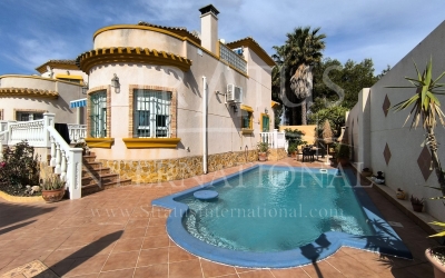 Villa - For Sale - El Raso - Urban location